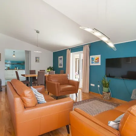 White Stone, Apartment Split